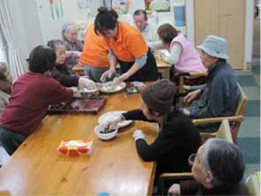 活気ある食事の時間