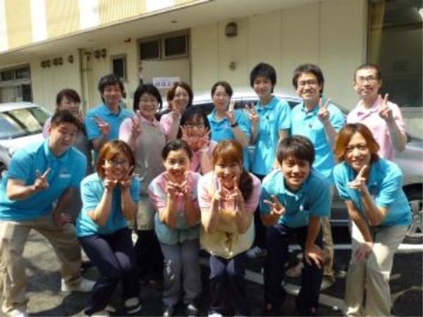 笑顔のスタッフ集合写真