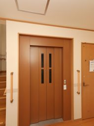 木目調のエレベーター前