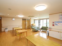 明るい多目的室の景観