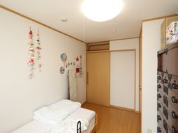 明るい居室の一角