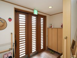 明るい出入り口の様子