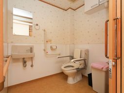 バリアフリー構造のトイレ