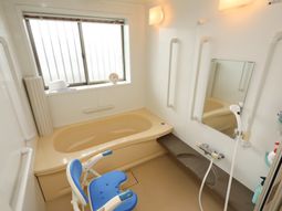 バリアフリーの明るい浴室