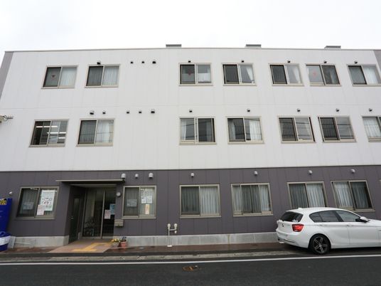 白とグレーの建物の外観