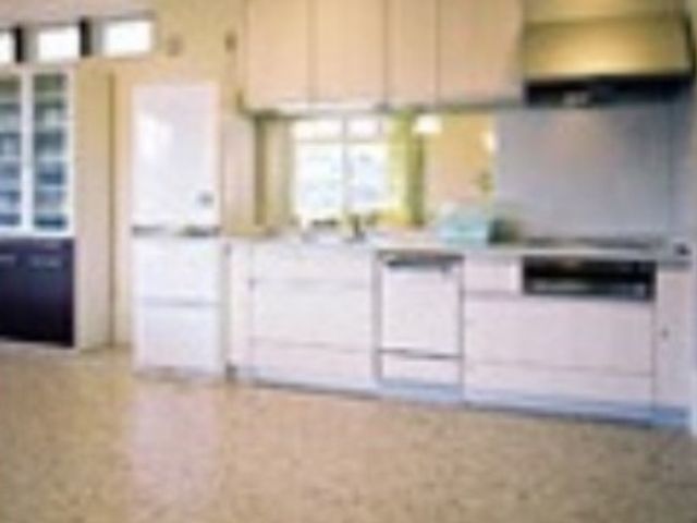 キッチン設備が整った空間 台所 利用者が集うキッチンは、清潔感のあふれる設計です。日々の食事づくりに必要な設備が整い、快適な調理環境を提供しています。