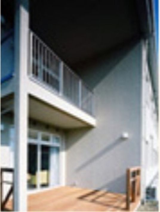 白い建物のバルコニー