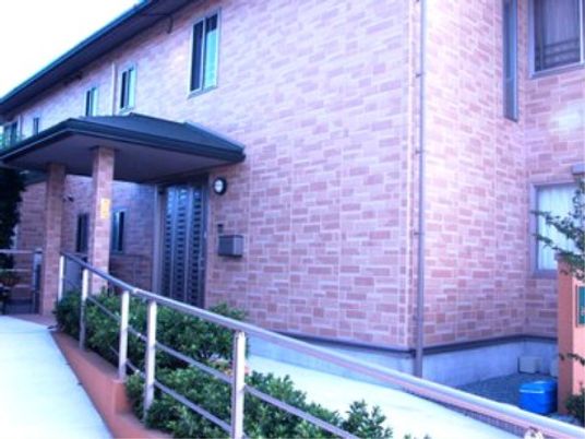 施設エントランスの外観