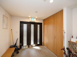 エントランスの落ち着いた空間