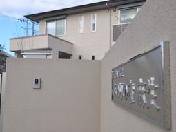 モダンな外観の建物