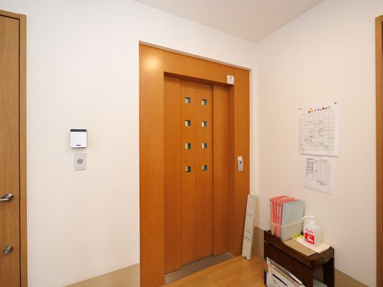 木製の扉と掲示物
