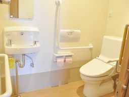手すり付きトイレの内装