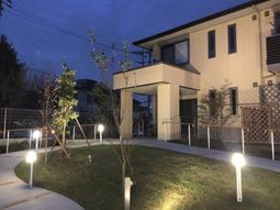 夕暮れ時の施設外観