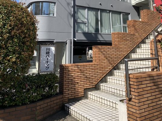 階段のある建物外観  