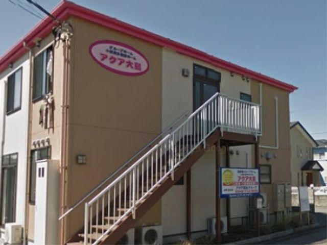 ベージュの建物と階段
