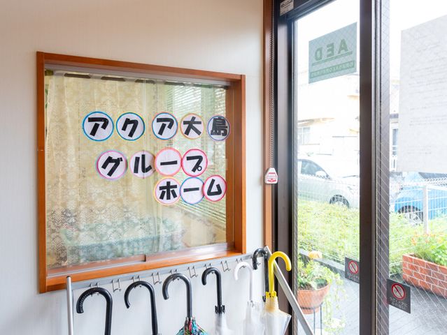 カラフルな掲示物があるエントランス