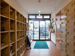 開放的なエントランス