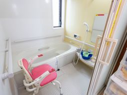 バリアフリー設計の浴室