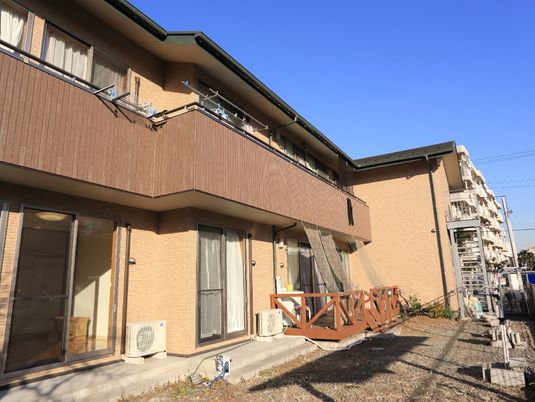 明るい外観の建物