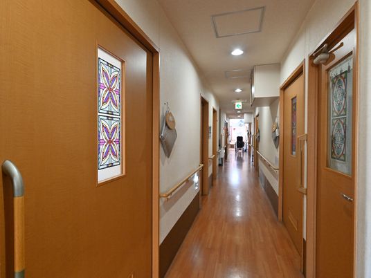 明るい廊下と装飾窓