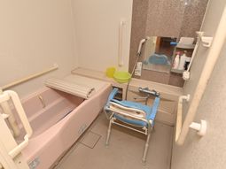 バリアフリーの浴室設備
