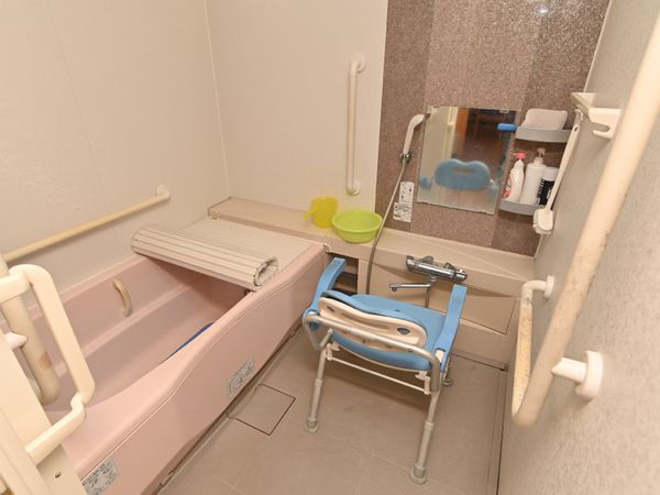 バリアフリーの浴室設備