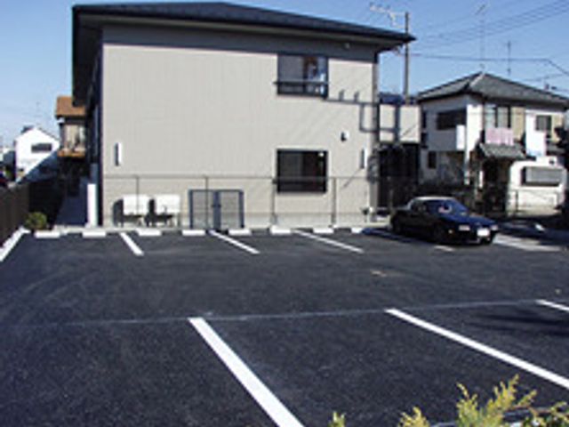 明るく広々とした外観 外観 駐車スペースが広く、アクセスしやすい建物の外観です。チームワークを活かした環境での就業にご興味はありませんか？