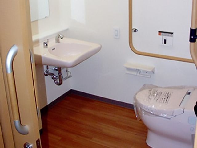 バリアフリートイレ トイレ 手すり完備の清潔なトイレで、安心してご利用いただける環境が整っています。