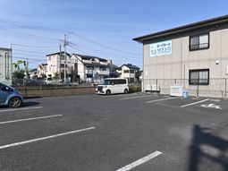 青空と建物の外観