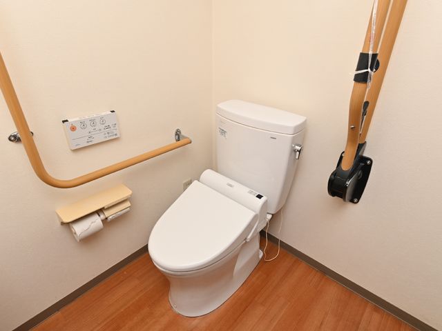 バリアフリー対応のトイレ トイレ 手すり付きトイレは安全に配慮された設計です。利用者の自立支援に役立ちます。