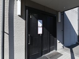 黒い入り口扉と掲示物