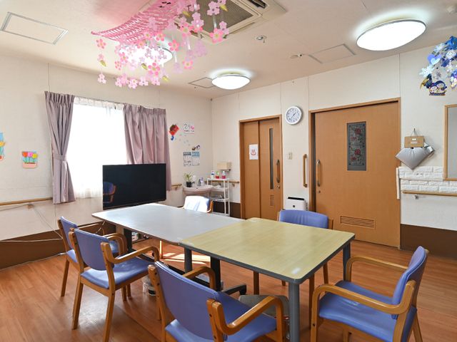 共用リビングの装飾 共有スペース 飾り付けられた明るいリビングで、くつろぎながらコミュニケーションを取ることができます。