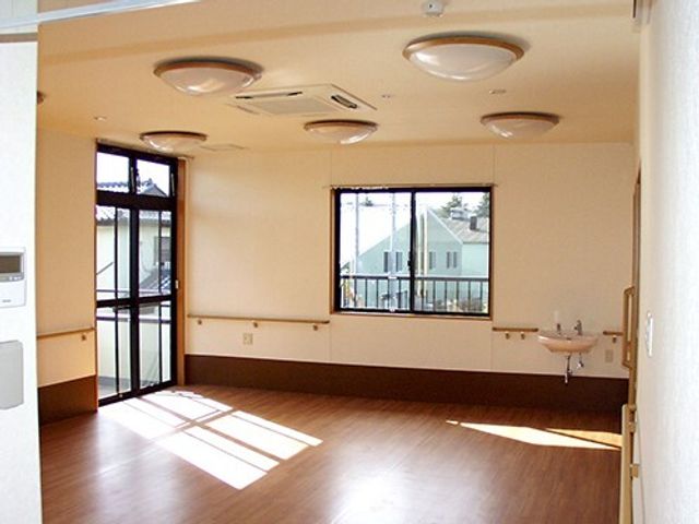 広々とした明るい居室 リビングダイニング ゆとりの空間が広がる居室です。光がたっぷり入り、明るく穏やかな雰囲気でお過ごしいただけます。
