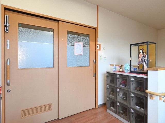 居室の入口と靴箱 居室 居室に備えられた靴箱と飾り棚がある入口です。心地よい空間での勤務を考えてみてはいかがでしょうか。