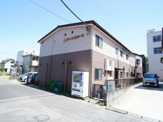 茶色の建物外観