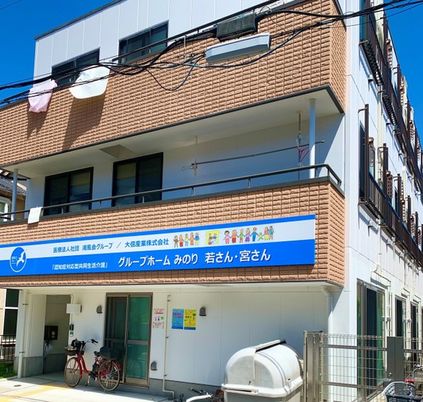朝日が当たる外観