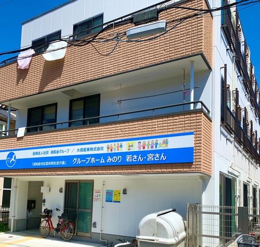 朝日が当たる外観
