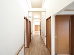 明るい廊下の風景