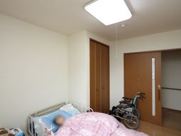 居室内のベッドと車椅子