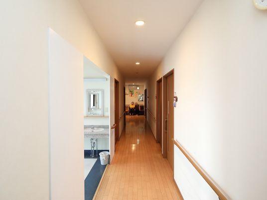 清潔な廊下と洗面所