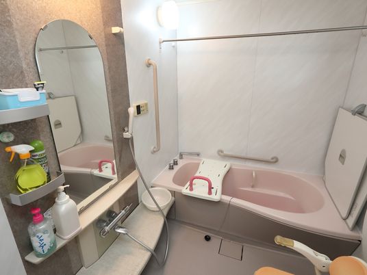 バリアフリー設計の浴室