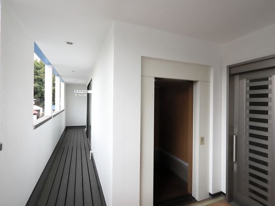 明るい廊下の角度