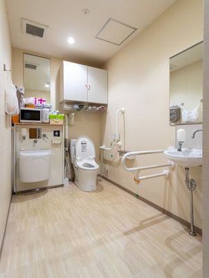 手すり付きの広めのトイレ