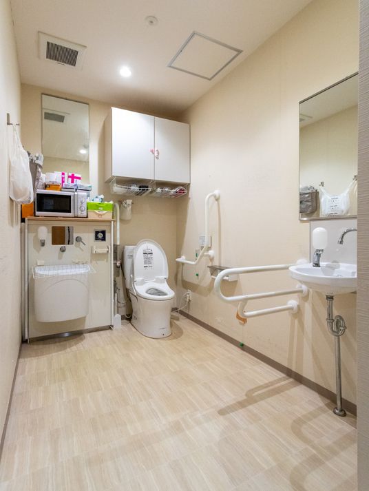 手すり付きの広めのトイレ