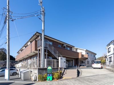 広々とした外観