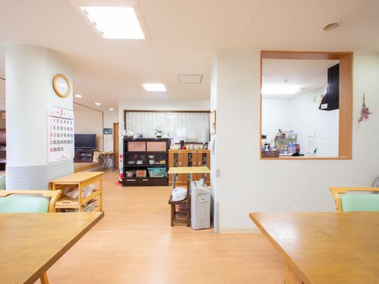 明るい空間の食堂