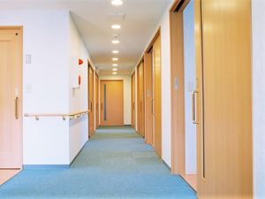 明るい廊下の手すり付き