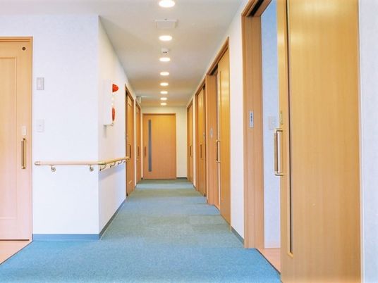 明るい廊下の手すり付き