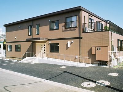 茶色い建物の外観