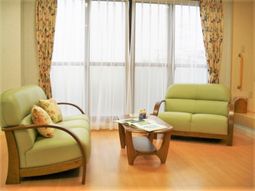 明るいラウンジの椅子とテーブル